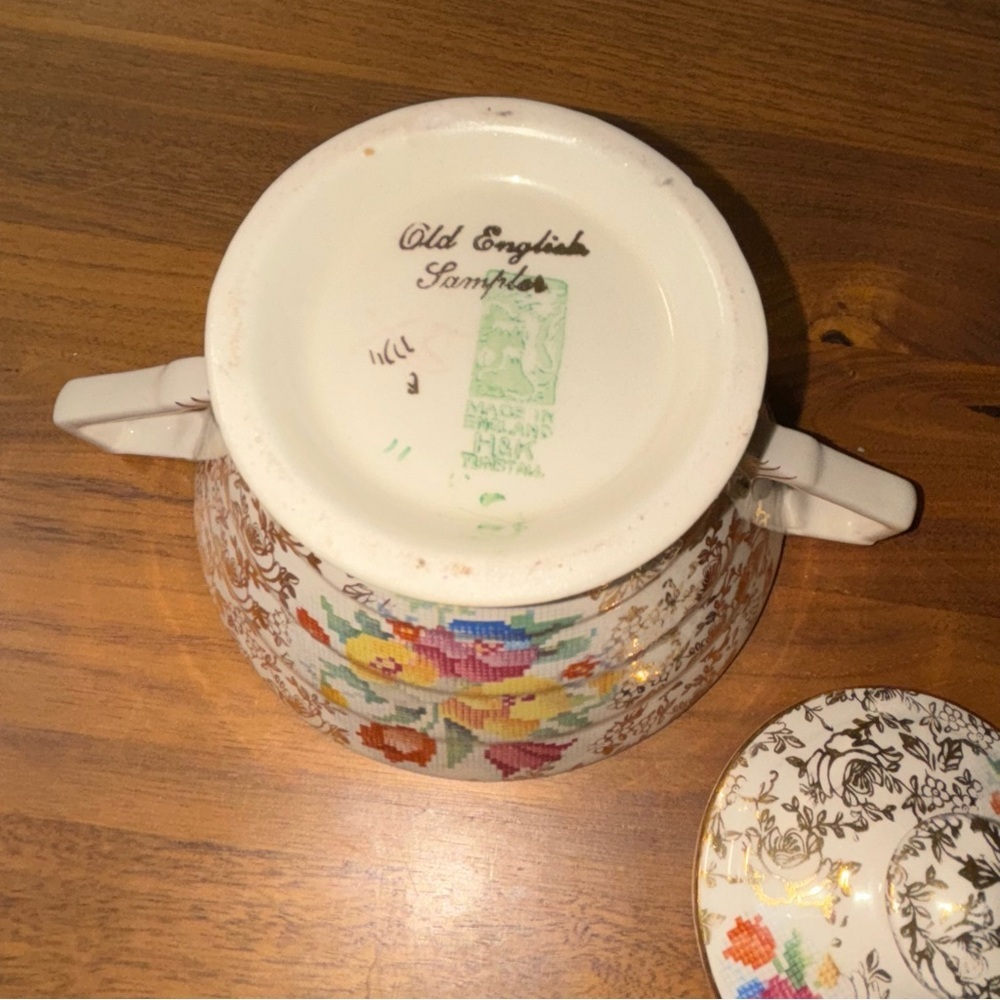 H&K Tunstall 1940s china double handled sugar bowl & lid in Old English Sampler - Picture 4 of 9